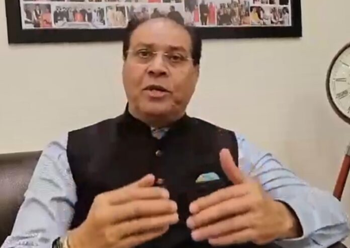 पूर्व मंत्री एवं पूर्व रणजी क्रिकेटर मोहसिन राजा बयान देते हुए छायाचित्र