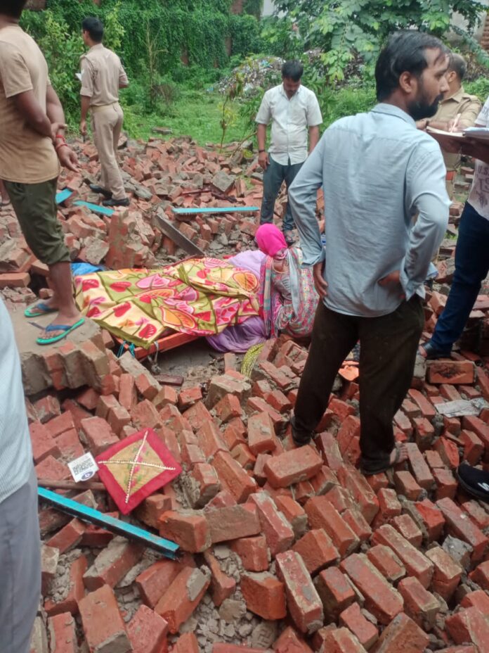 ढही दीवार का मलवा व उपस्थित लोग