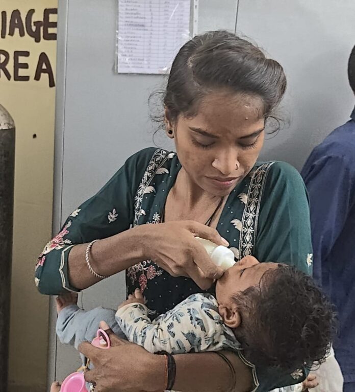 दुर्घटना में घायल महिला अपने बच्चे के साथ।