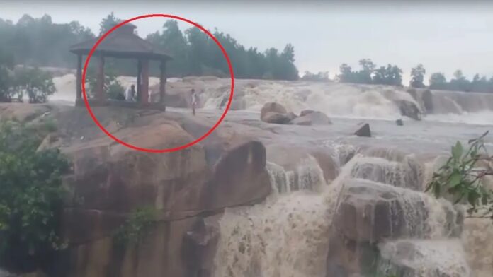 देवपहरी जलप्रपात में 15 घंटे चला रेस्क्यू, टापू पर फंसे तीन युवक सुरक्षित बाहर निकाले गए