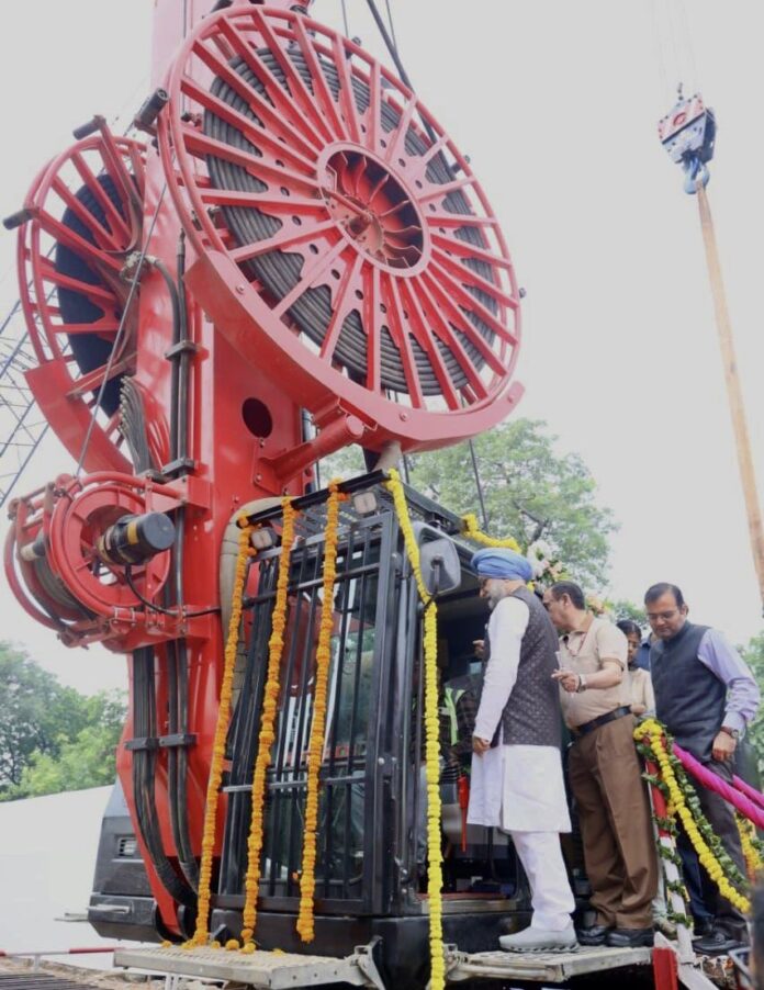 दिल्ली के उपराज्यपाल तरनजीत सिंह संधू मंगलवार को शिवाजी मेट्रो स्टेडियम में नए भूमिगत मेट्रो स्टेशन की डी-वॉल के निर्माण कार्य शुभारंत करते हुए