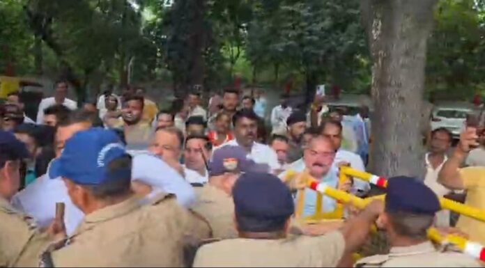 धरने पर बैठे कांग्रेसी धरने पर बैठे कांग्रेसी