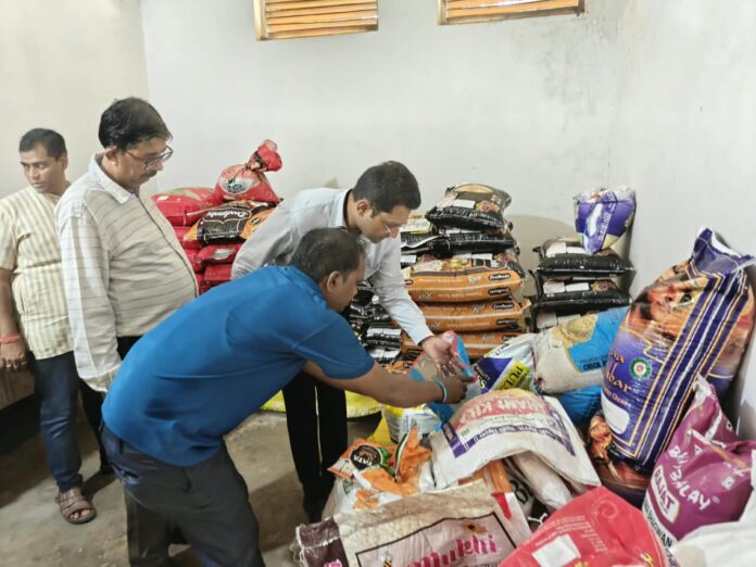 जिलाधिकारी सैमुअल पाल एन नवोदय विद्यालय में रखे गए खाद्यान्नों का निरीक्षण करते हुए