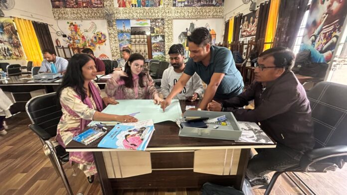 कौशलम् कार्यशाला में शिक्षकों को प्रशिक्षण देते विशेषज्ञ।