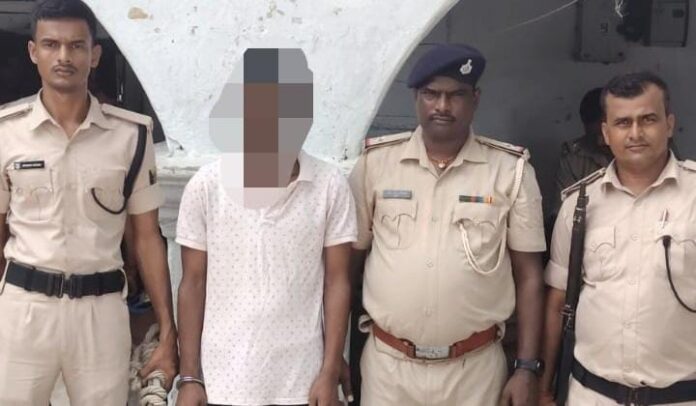 दरभंगा: नामजद अभियुक्त को न्यायायिक हिरासत में ले जाती पुलिस।