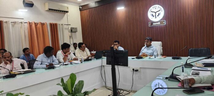 जिलाधिकारी स्वास्थ्य योजनाओं की समीक्षा करते हुए