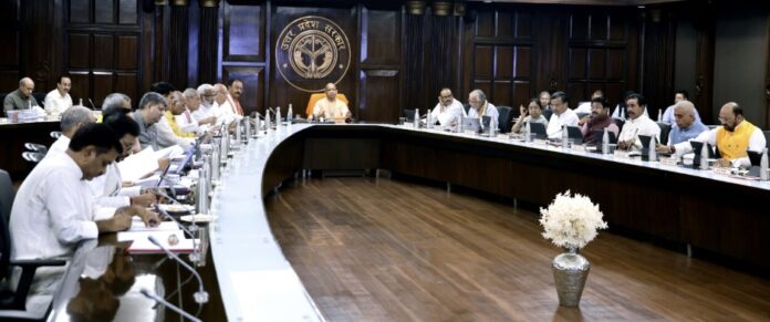 मुख्यमंत्री योगी आदित्यनाथ की अध्यक्षता में कैबिनेट बैठक के दौरान उपस्थित मंत्रीगण