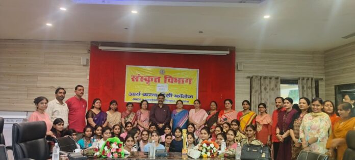 आर्य कन्या इंटर कालेज में आयोजित कार्यक्रम का छाया चित्र
