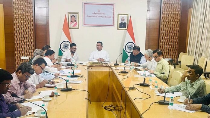 बैठक करते मुख्यमंत्री शुभेंदु अधिकारी