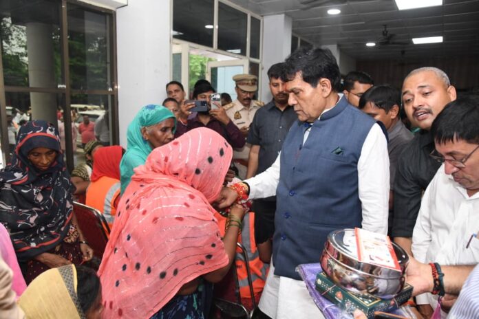 मंत्री एके शर्मा को राखी बांधती
