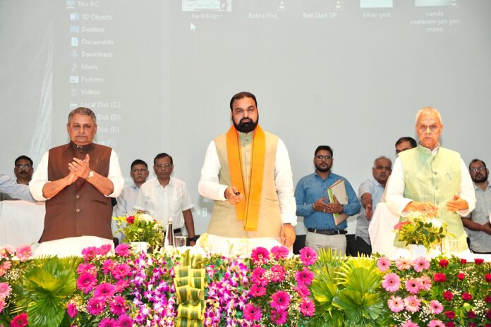 मुख्यमंत्री सम्राट चौधरी पुलिस दीदी के लिए 4,700 दोपहिया वाहनों का लोकार्पण एवं फ्लैग ऑफ करते हुए