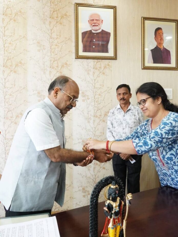 अजय पोद्दार को राखी बांधती महिला कर्मचारी