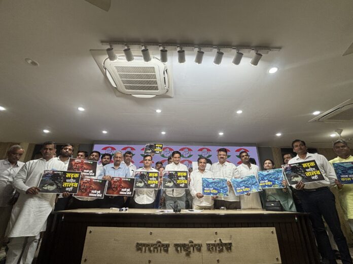 नई दिल्ली स्थित कांग्रेस मुख्यालय में बुधवार को पत्रकार वार्ता के दौरान कांग्रेस सांसद दीपेंद्र हुड्डा अन्य पार्टी नेताओं के साथ।