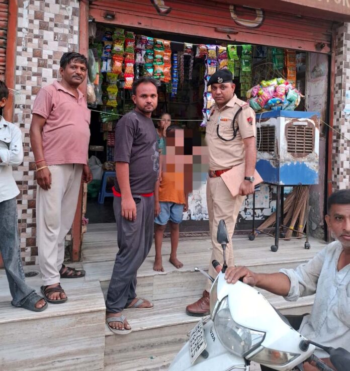 बच्चे को लेकर पहुंची पुलिस।