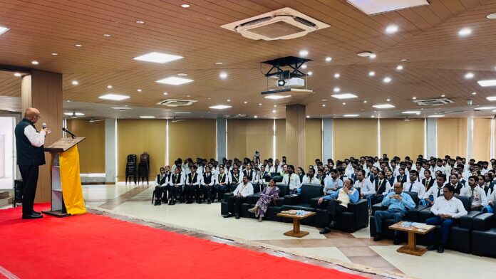 फार्मेसी क्षेत्र में बढ़ते रोजगार अवसरों पर व्याख्यान देते आईसीएफएआई विश्वविद्यालय, हिमाचल प्रदेश के कुलाधिपति डॉ. राजशेखरन पिल्लई।