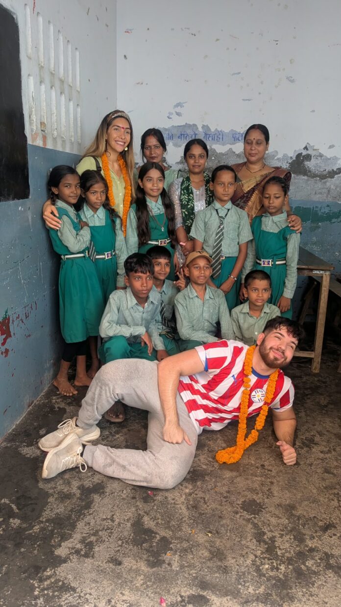 छात्रों के साथ विदेशी मेहमान