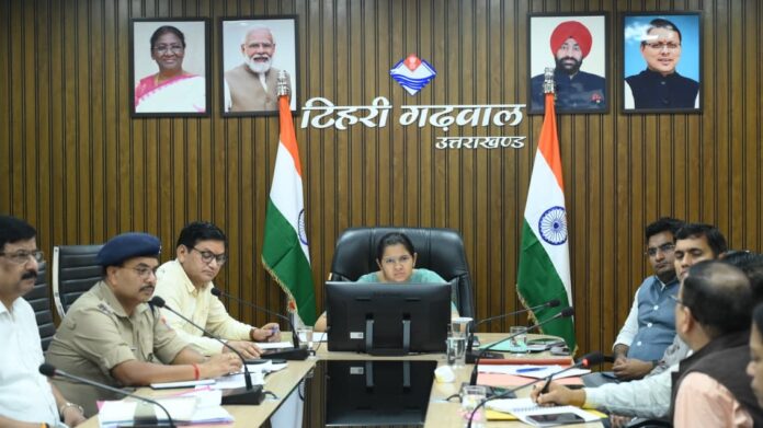 फोटो-27एनटीएच06 नई टिहरी में बैठक लेती डीएम नितिका खंडेलवाल।
