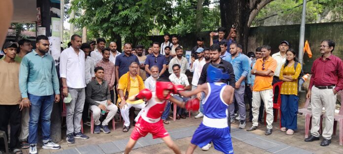 कार्यक्रम के दौरान बॉक्सिंग करते बच्चे