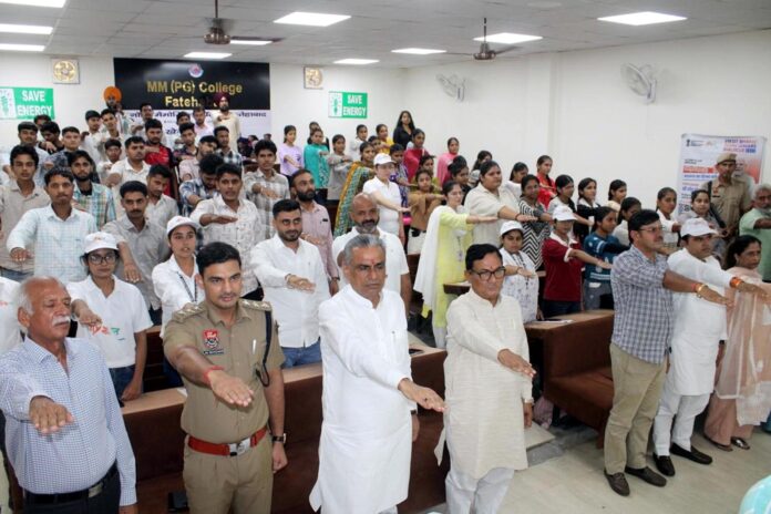 फतेहाबाद। एमएम कॉलेज में विद्यार्थियों को नशा न करने की शपथ दिलाते पूर्व विधायक दुड़ाराम।