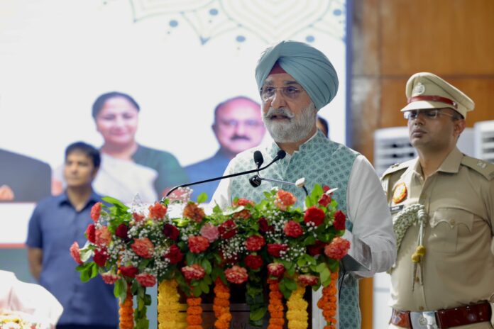 इंदिरा गांधी दिल्ली तकनीकी महिला विश्वविद्यालय के प्रबोधन संबोधित करते हुए दिल्ली के उपराज्यपाल तरन जीत सिंह संधू