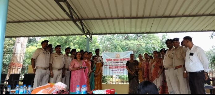 सृजन शाखा सदस्यों द्वारा पुलिस कर्मियों को राखी बांधती