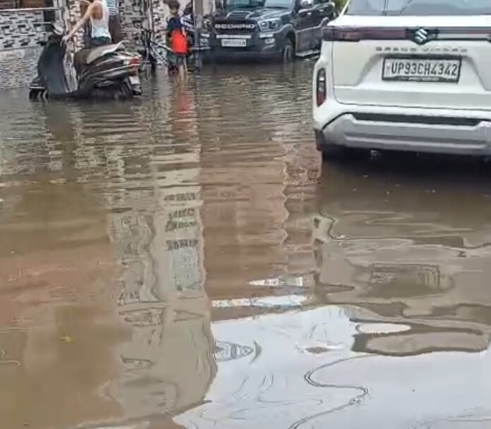 सड़क पर भरा पानी