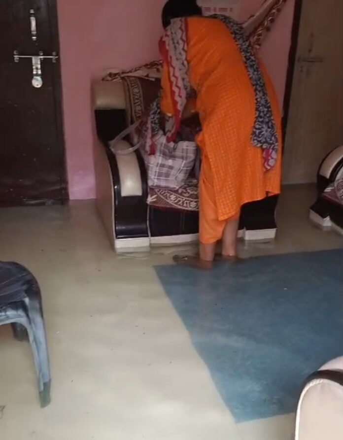 घर में पानी में तैरता सामान