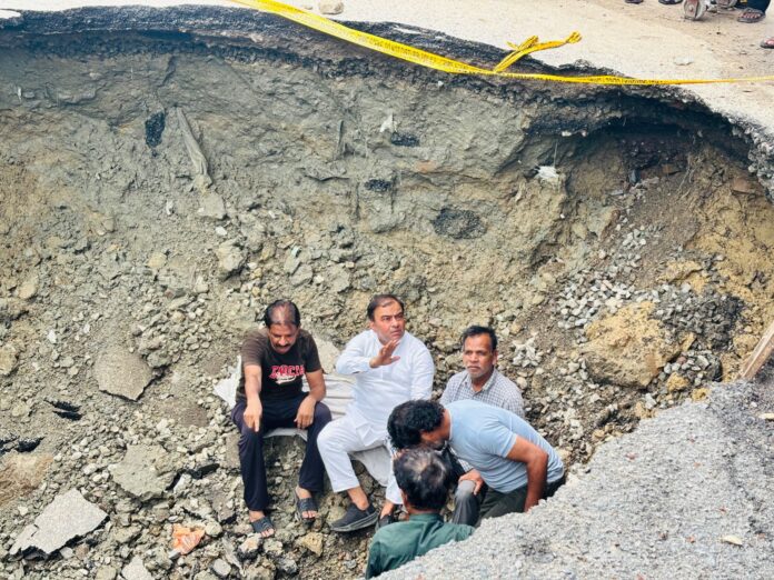 अपने समर्थकों के साथ विधायक हसन रूमी