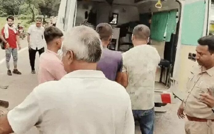 हादसे के बाद घायलों को अस्पताल पहुंचाते मौके पर मौजूद लोग