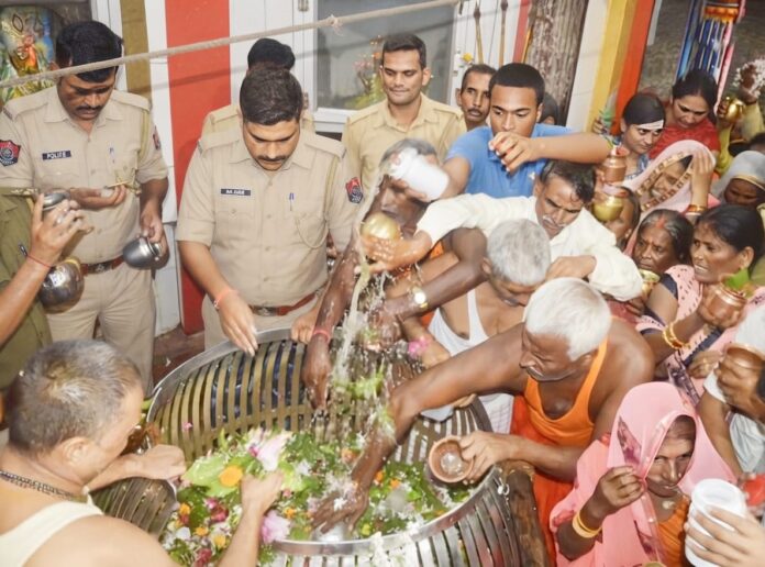 मंदिर में अभिषेक को उमड़े श्रद्धालु