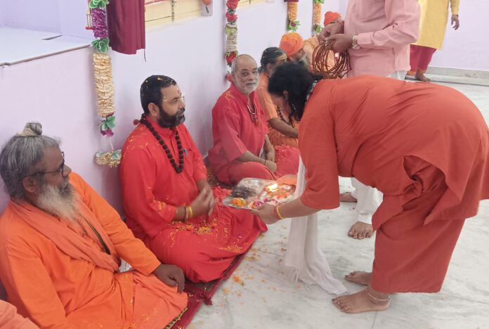 कार्यक्रम में मौजूद संत