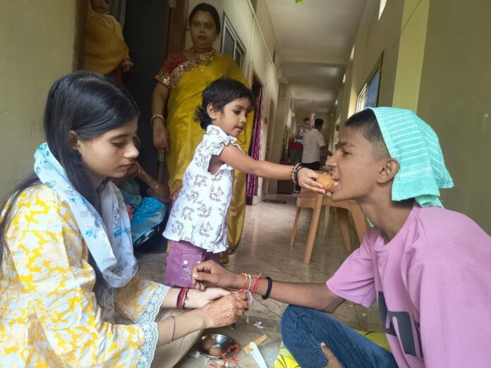 भाई को राखी बांधती बहन