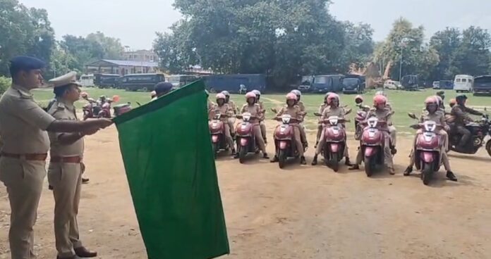 हरी झंडी दिखाते एस एस पी