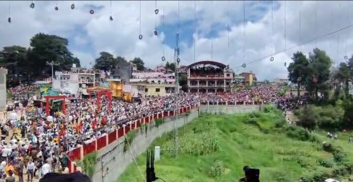 देवीधुरा मेले में उपस्थित श्रद्धालु।