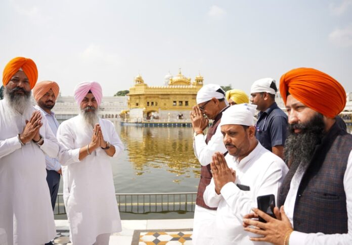 केंद्रीय कृषि मंत्री शिवराज चाैहान दरबार साहिब में माथा टेकते हुए