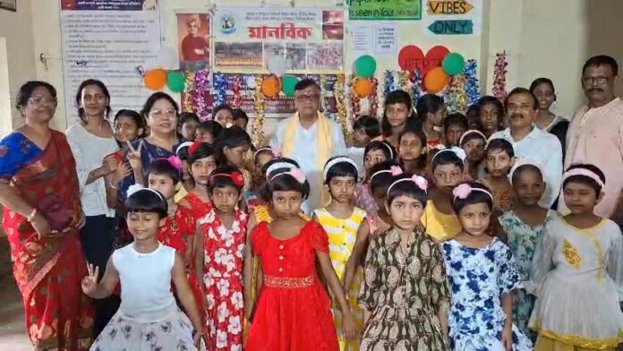 राखी के दिन वंचित बच्चियों के साथ मंत्री भास्कर भट्टाचार्य