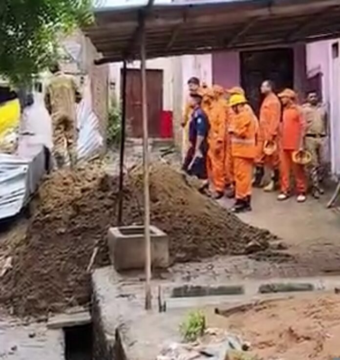 घटनास्थल पर मौजूद रेस्क्यू टीम
