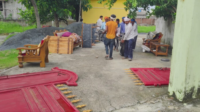 कुर्की के बाद समान जप्त करती पुलिस