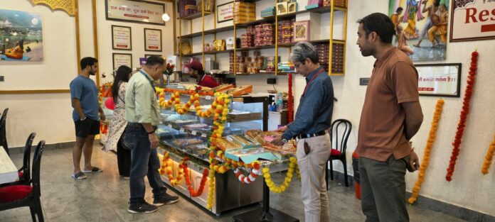 फोटो-28एंटीएच04 मुनिकीरेती में चेकिंग अभियान चलाते खाद्य सुरक्षा विभाग के अधिकारी