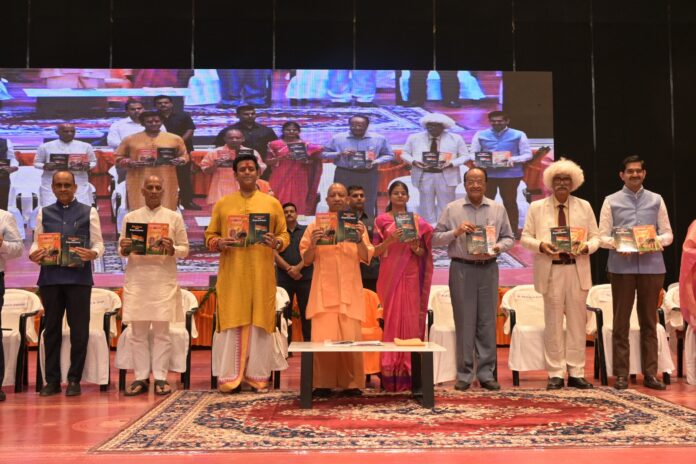 एमजीयूजी के स्थापना दिवस समारोह में मुख्यमंत्री योगी आदित्यनाथ ने विद्यार्थियों को फ्यूचर रेडी बनने का मंत्र दिया।