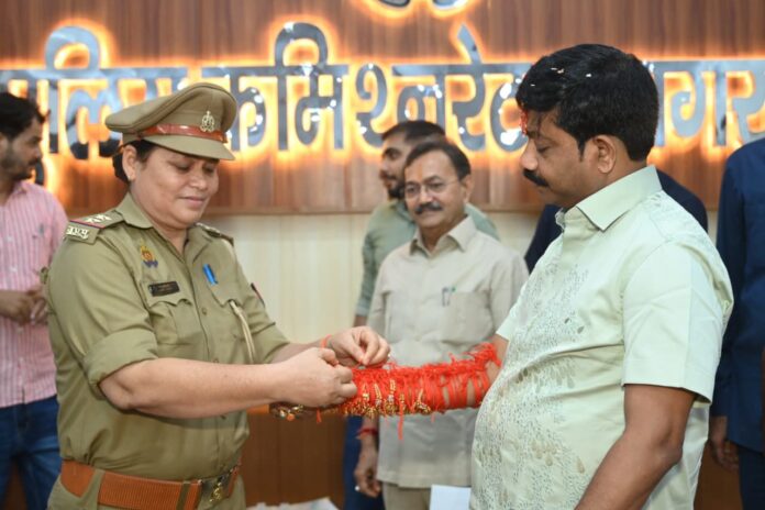 प्रयागराज पुलिस लाइन में रक्षाबंधन पर राखी बंधवाते हुए मंत्री नंदी का छाया चित्र