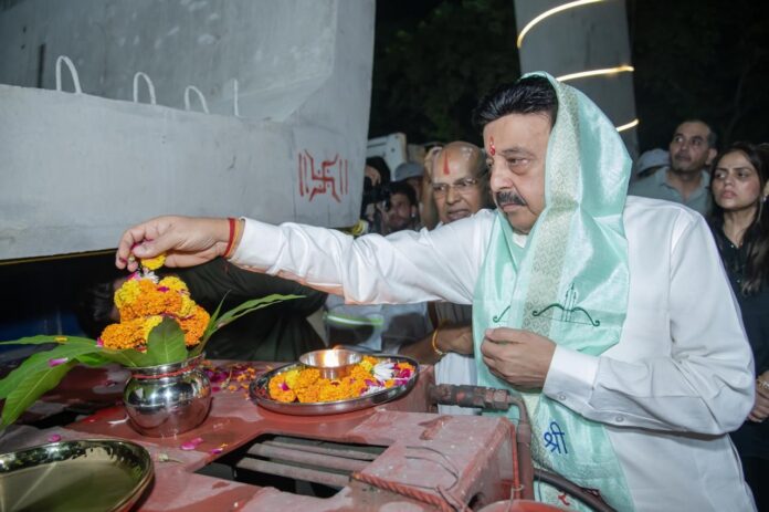 गुरुग्राम मेट्रो पिलर पर गार्डर लिफ्ट करने से पूर्व पूजन करते मंत्री राव नरबीर सिंह।