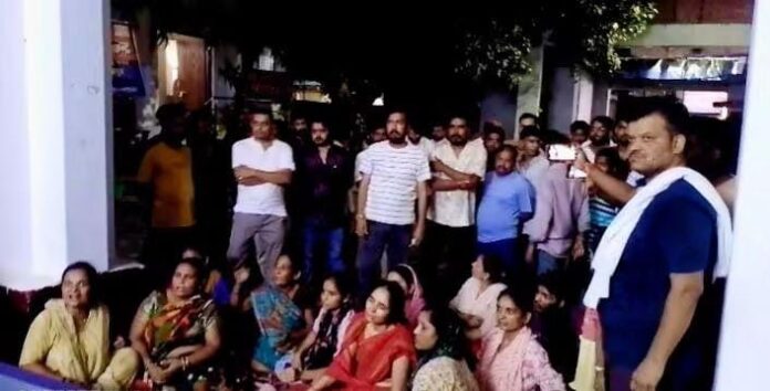 सदर कोतवाली में धरना देते मृतक छात्र के परिजन