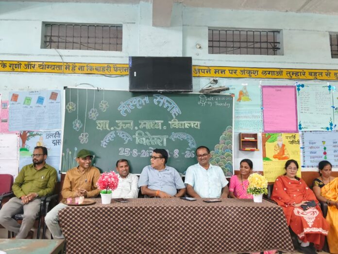 कार्यक्रम में मंचस्थ अतिथिगण।