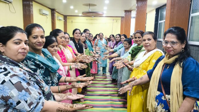 सिंधी समाज की महिलाएं सामूहिक रूप से लगाई मेहंदी दिखाती हुई।