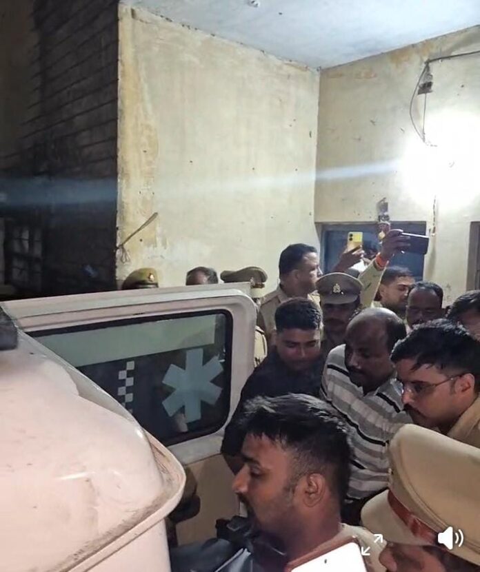 निरीक्षण करती पुलिस टीम
