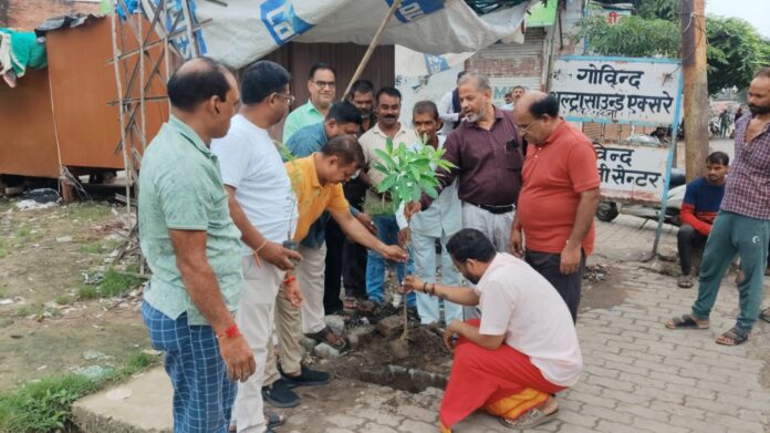 फोटो। पौधारोपण करती हुए संस्था के लोग