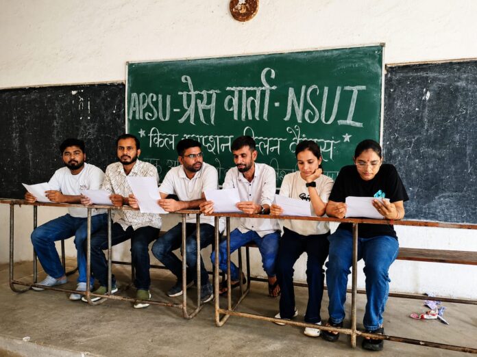 जानकारी देते छात्र नेता