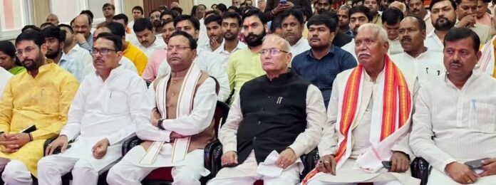 भाजपा प्रदेश कार्यालय में मन की बात सुनते भाजपा प्रदेश अध्यक्ष पंकज चौधरी