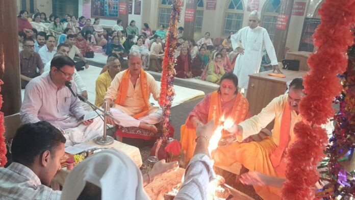 श्रावणी पर्व वेद सप्ताह के समापन अवसर पर यज्ञ करते हुए, पूर्णाहुति